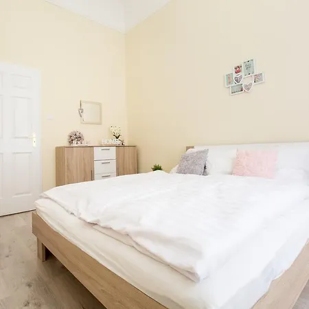 Bpm: Dob70 Classic In Downtown Apartment