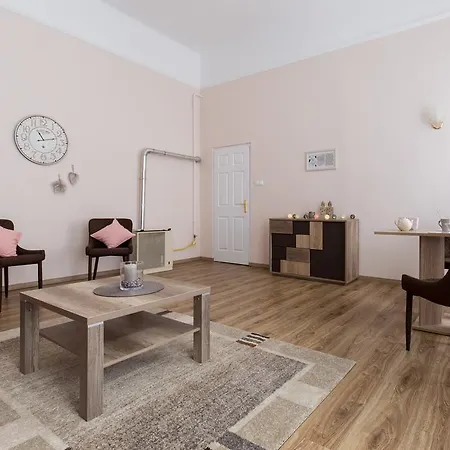 Apartment Bpm: Dob70 Classic In Downtown